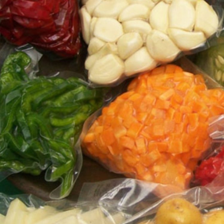 Fruta y verdura picada lista para vender