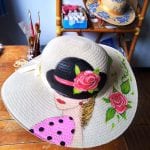Sombrero blanco con dibujos pintados a mano