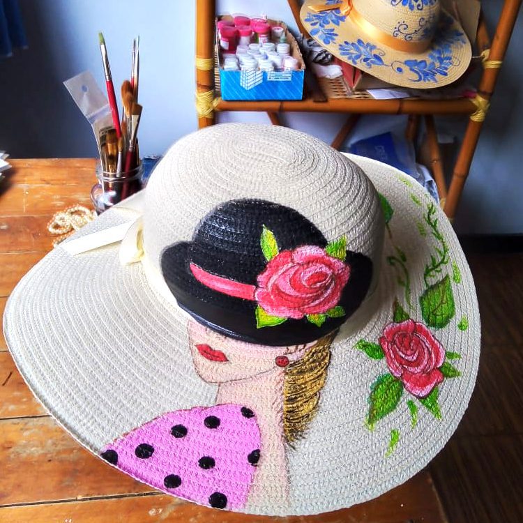 Sombrero blanco con dibujos pintados a mano