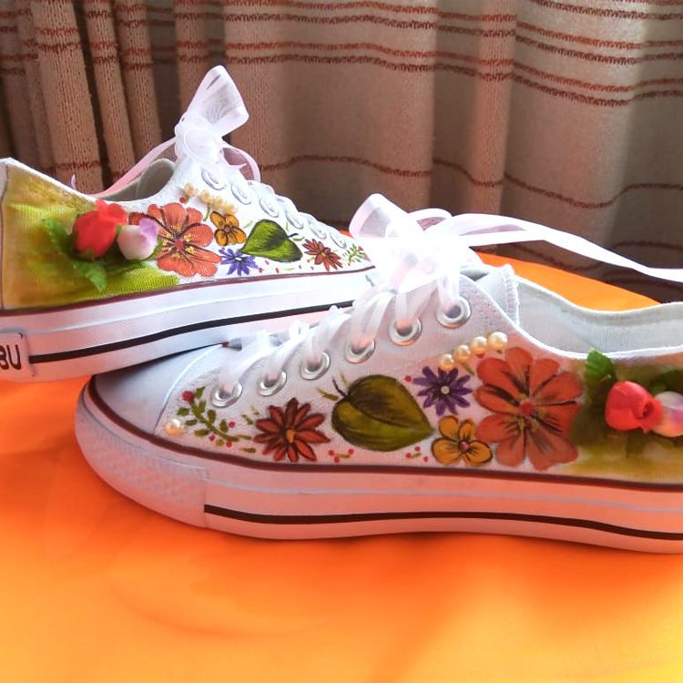 Zapatos pintados y bordados a mano