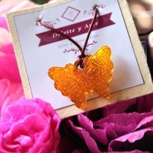Collar de mariposa hecho a mano